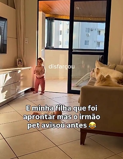 Manuela conferindo se ninguém estava observando ela enquanto aprontava.