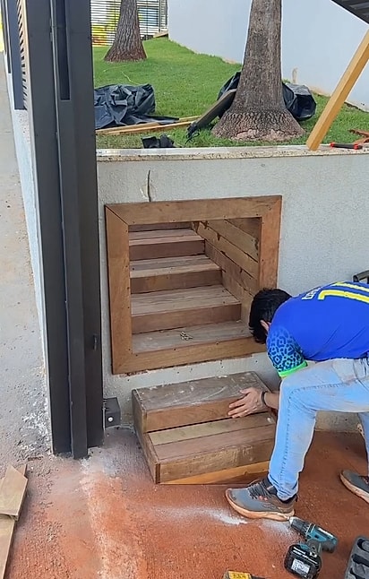 Anderson se empenhou na construção da escadinha.