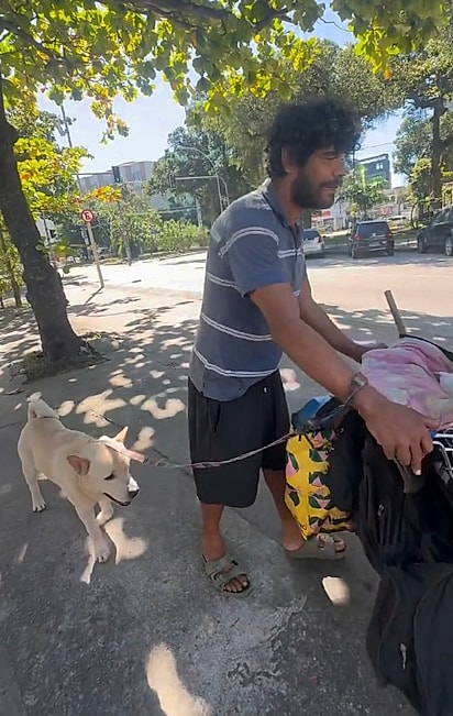 O cachorrinho branco foi resgatado pelo homem das ruas da Rocinha.