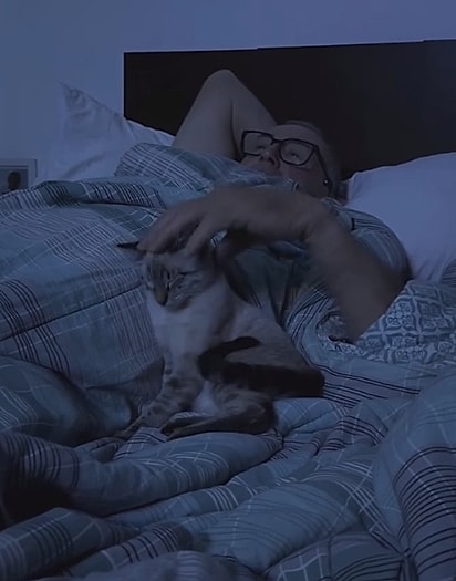 O pai de Duda com o gatinho.