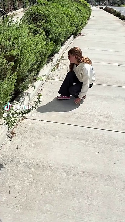 Felizmente a criança ouvindo um miado pedindo ajuda.