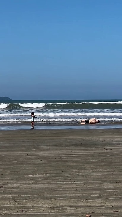 A menina se divertiu com a encenação do pai.