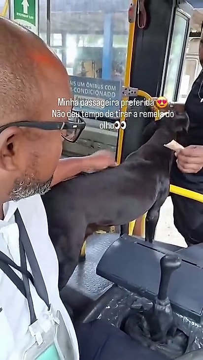 Ela espera os passageiros subirem.