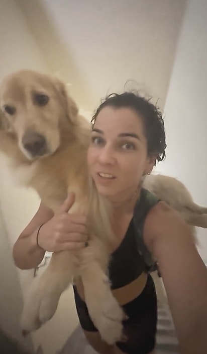 Tati precisou subir com a cadela nas costas.