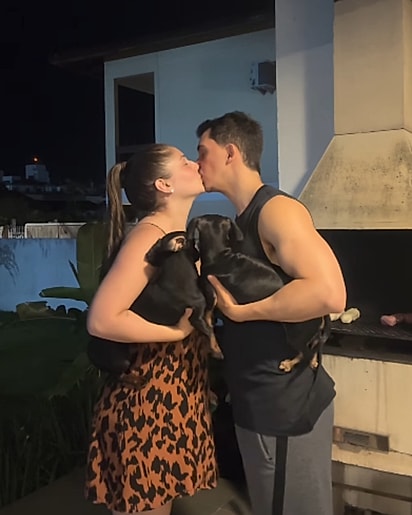 O casal queria que as duas dachshunds da família, Luna e Leia, participassem daquele momento tão importante.
