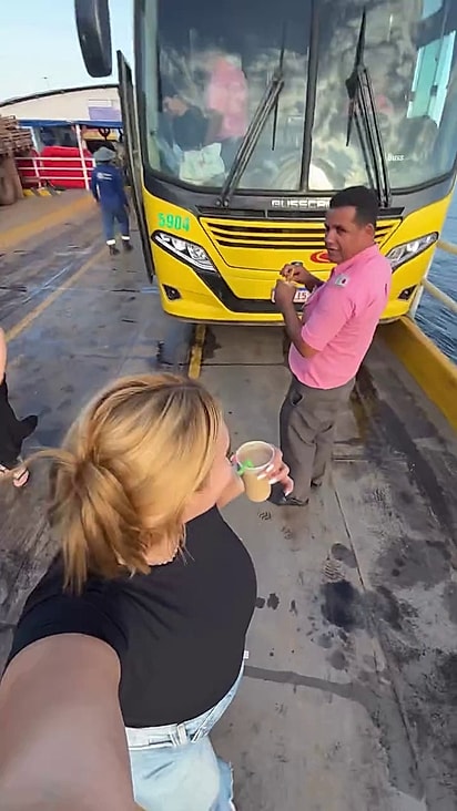 O ônibus foi fretado exclusivamente para a família.