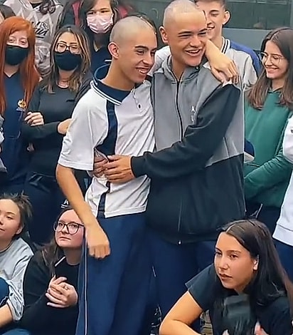 Uma corrente de amizade tomou conta da escola em um gesto que emocionou milhões.