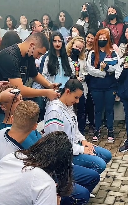 A turma decidiu raspar o cabelo em apoio ao amigo.