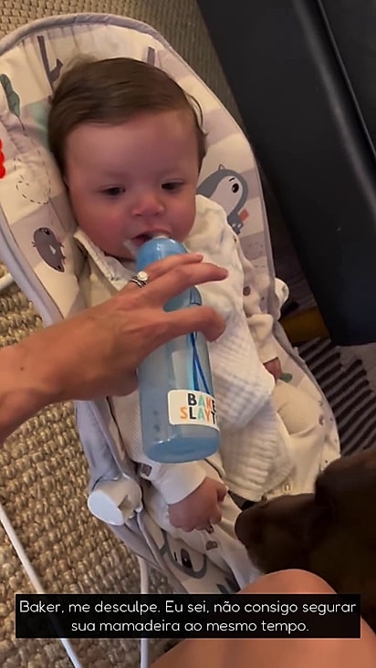 A bebezinha estava sendo alimentada.