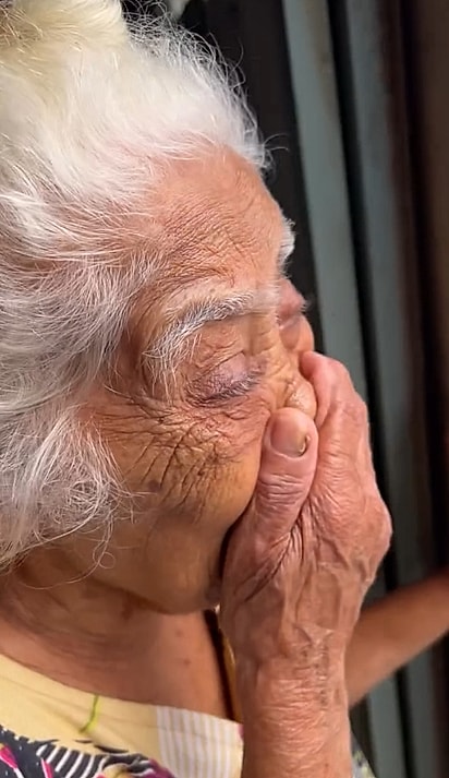 Dona Santa chorava, aflita ao ver sua pet presa entre as grades.