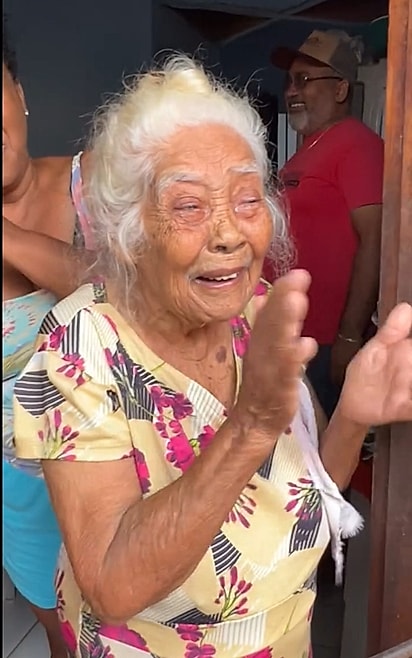 A família agradeceu aos bombeiros com palmas e um cafezinho.