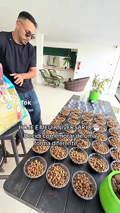 Ele distribuiu porções de rações com sache.