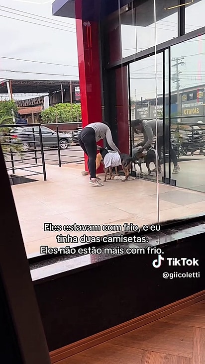 Geovanna vestiu os dois com uma camiseta cada.