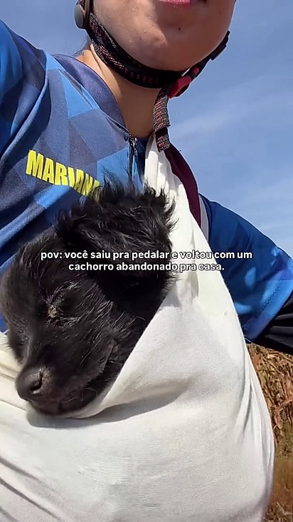 Mariana não hesitou e acolheu a filhotinha.