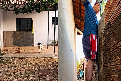 Parecia só uma casa abandonada, até jovem olhar por cima do muro e descobrir algo errado: A família esqueceu ele