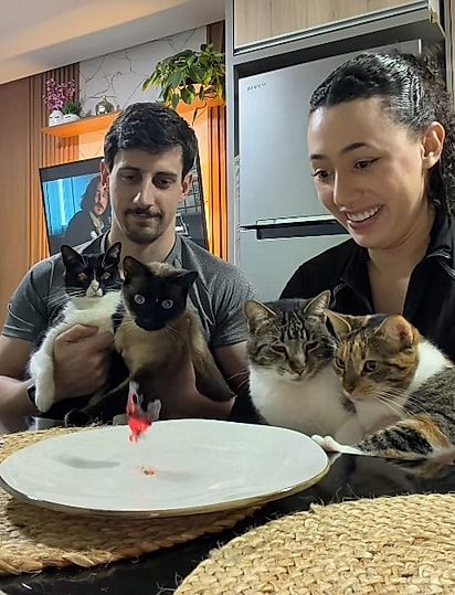 Duda e sua família vendo o papel subir.