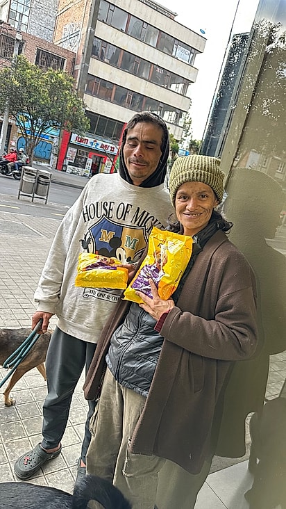 A atitude do casal emocinou milhões de internautas.