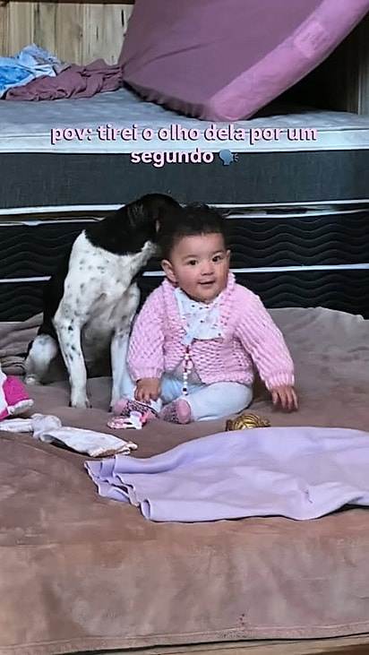 Isis na companhia da cachorrinha.