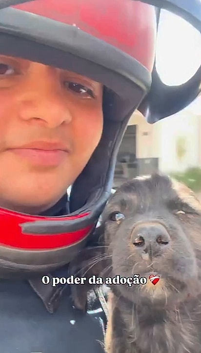 No colo, o pequeno encarou um passeio de moto rumo ao seu recomeço.