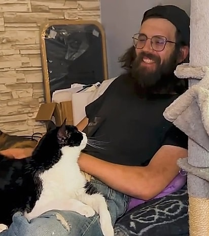 Joshua sonhava em cuidar de 100 gatos.