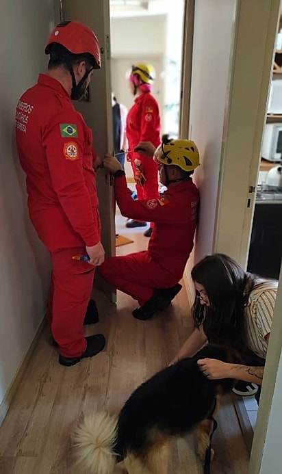 John foi resgatado pelos bombeiros.