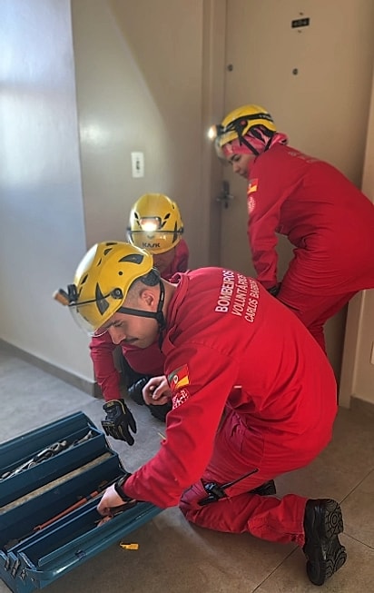 Os bombeiros foram até o apartamento. 