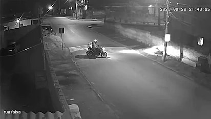 O motoboy viu e resolveu ajudar.