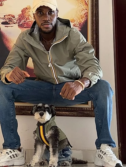 Duke chegou em um dos momentos mais difíceis da vida de Oreoluwa, e nunca mais saiu do lado dele.