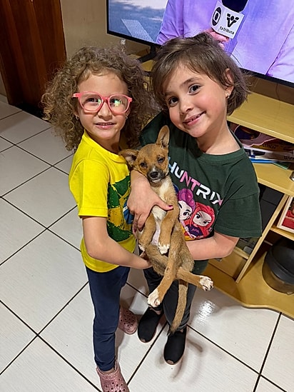As gêmeas com a cachorrinha.
