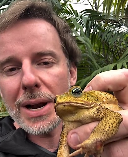 Christian interrompeu o caminho para salvar o sapo cururu.