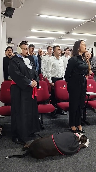 Jhon estava se formando após concluir o curso de direito.