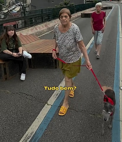 Dona Edna e Cristal foram abordadas por Rafael durante uma caminhada.