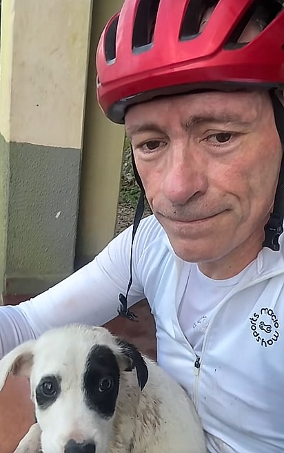Marcio mandou um vídeo para a esposa mostrando o cãozinho no colo.