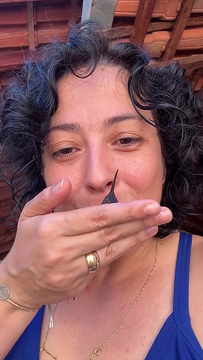 Ela conseguiu dar um beijo na ave.