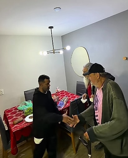 Quando os visitantes chegaram, o rapaz cumpriu a missão e entregou o envelope sem abri-lo.