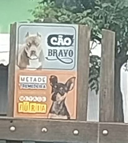 As placas da propriedade.
