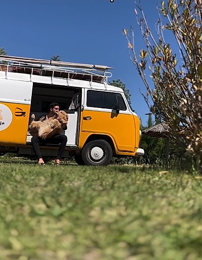 Os dois viajaram por milhares de quilômetros pela América do Sul a bordo de uma Kombi.