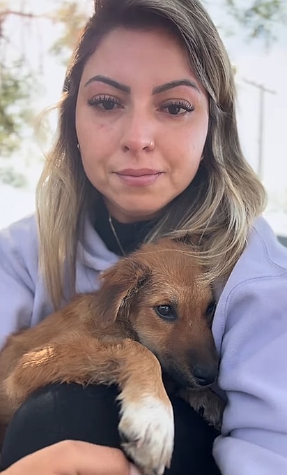 Paola com o filhote no colo.