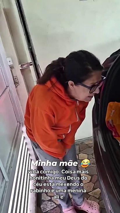 A mãe de Caio recebeu os filhotes com carinho.