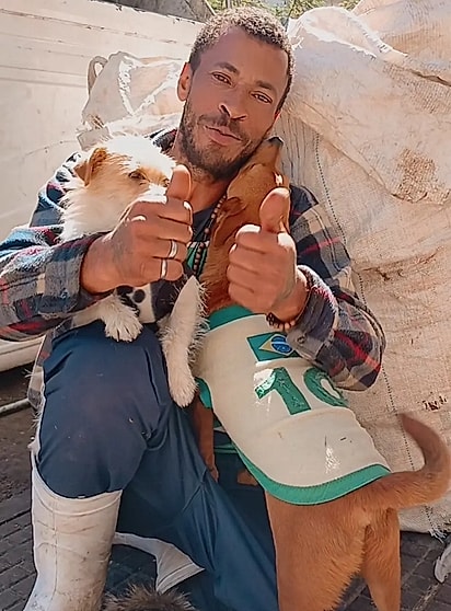 Bem cuidados e comportados, os cães de Baiano chamam a atenção de quem cruza com o grupo pelas ruas da cidade.