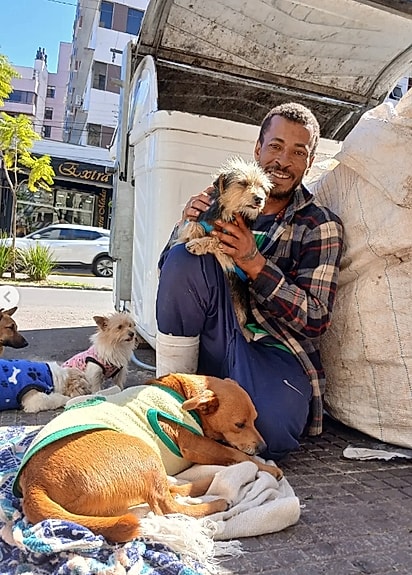 Baiano e a esposa, Andressa, cuidam de cerca de 20 cães com carinho, dedicação e poucos recursos.