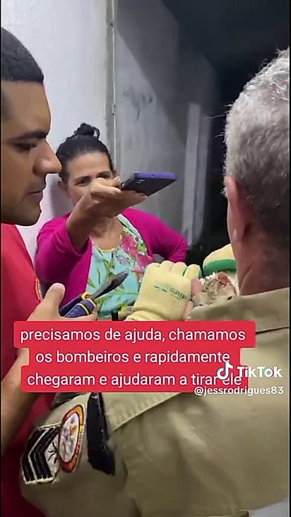 Os bombeiros prontamente atenderam ao chamado.