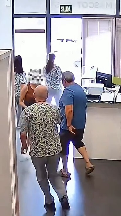 Clientes e membros da equipe correram para ajudar.