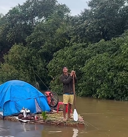 O rapaz demonstrando muita alegria com sua aventura.