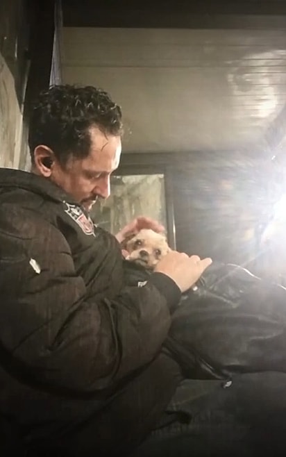 Israel não conseguiu seguir caminho e decidiu levar a cachorrinha para casa.