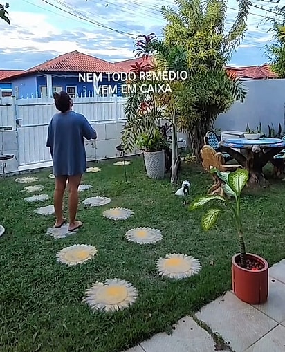 Alessandra ama receber a visita dos passarinhos em seu quintal.