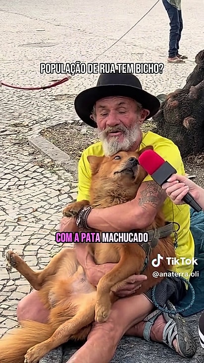 O homem salvou o cão que estava amarrado em uma árvore e doente.