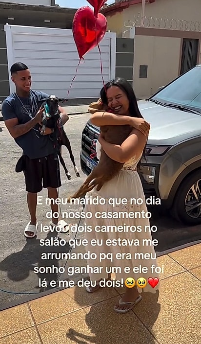 Nábia abraçando o presente que ganhou do marido.