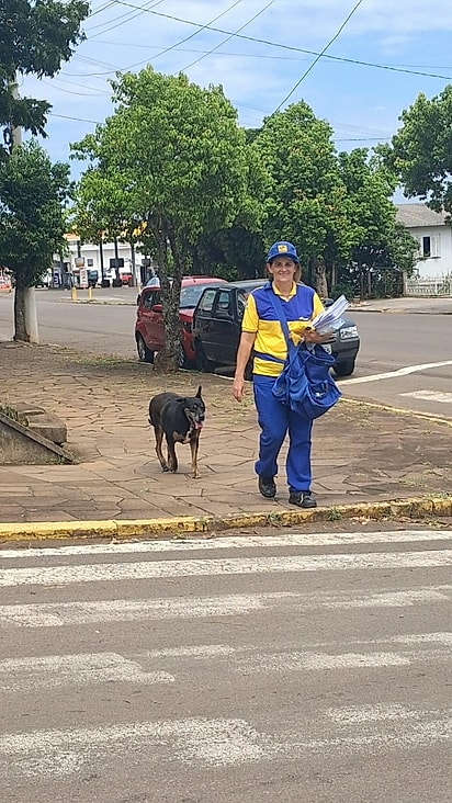 Marlene aceitou a companhia do cão.
