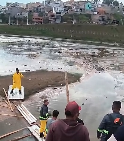 Enquanto o homem avançava, os outros continuavam ajudando a montar a passagem.